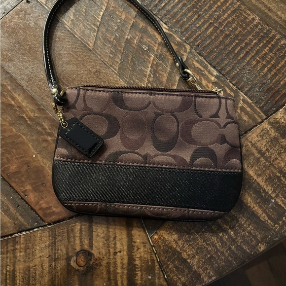 Coach Wristlet Brown Signature Stripe. Great condition , looks new ! - Picture 9 of 9